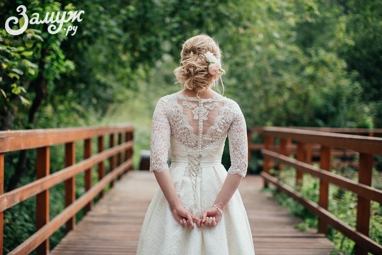 Как невесте выбрать причёску под платье